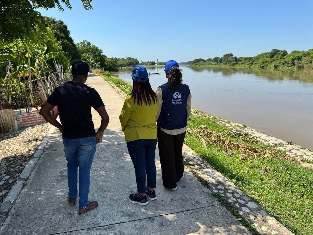 DefensoriaCol's tweet photo. Monitoreamos situación de riesgo en zonas críticas expuestas a inundaciones en sur del Atlántico 

Visitamos las comunidades de Santa Lucía, Suan, Repelón y Campo Alegre, en el marco del monitoreo a la situación de riesgo en el Canal del Dique, reafirmando nuestro compromiso con la protección de los derechos colectivos y del ambiente de quienes habitan zonas críticas expuestas a inundaciones.

También participamos en la jornada de ‘Ajuste y actualización del Plan de Ordenamiento y Manejo de Cuencas Hidrográficas (POMCA) del Canal del Dique’ en María La Baja (Bolívar), impulsando la inclusión de comunidades étnicas y la garantía de sus derechos ante riesgos ambientales.
