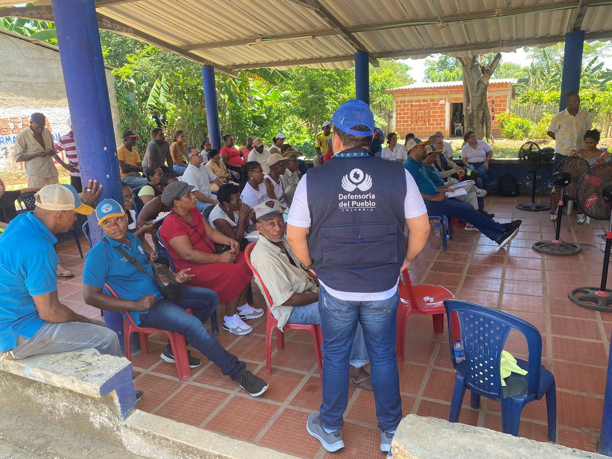 DefensoriaCol's tweet photo. Monitoreamos situación de riesgo en zonas críticas expuestas a inundaciones en sur del Atlántico 

Visitamos las comunidades de Santa Lucía, Suan, Repelón y Campo Alegre, en el marco del monitoreo a la situación de riesgo en el Canal del Dique, reafirmando nuestro compromiso con la protección de los derechos colectivos y del ambiente de quienes habitan zonas críticas expuestas a inundaciones.

También participamos en la jornada de ‘Ajuste y actualización del Plan de Ordenamiento y Manejo de Cuencas Hidrográficas (POMCA) del Canal del Dique’ en María La Baja (Bolívar), impulsando la inclusión de comunidades étnicas y la garantía de sus derechos ante riesgos ambientales.