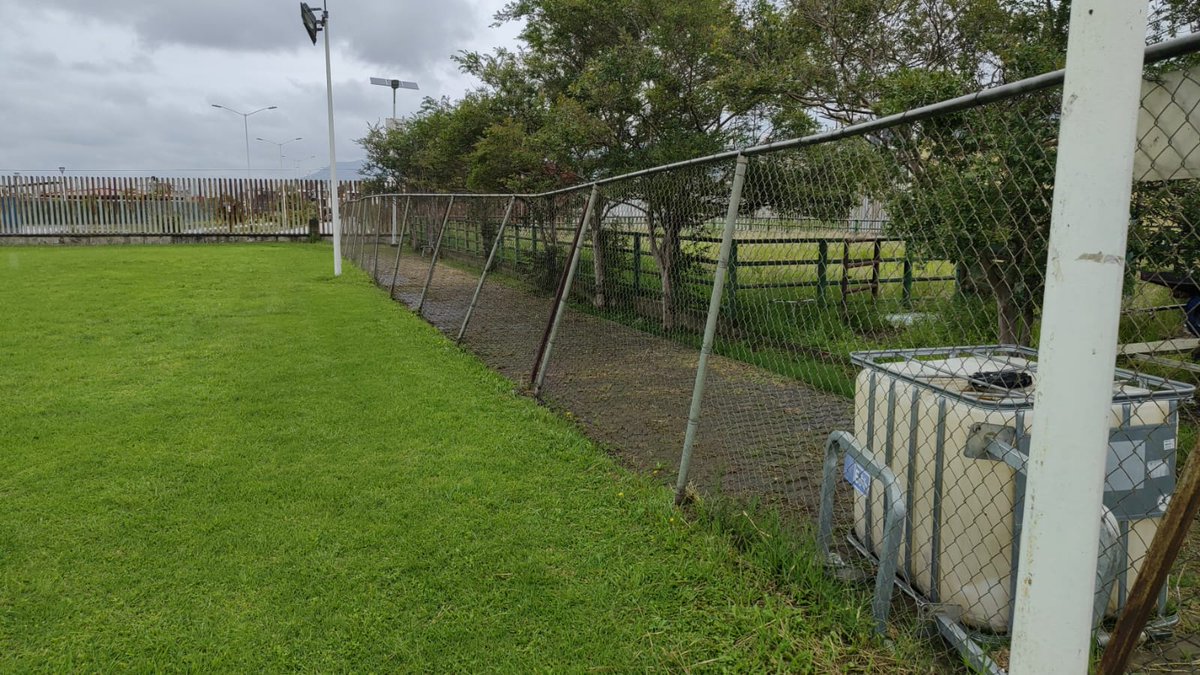 #ComunidadAbierta 🦁🖤
⚽ Como parte del compromiso por dignificar los espacios universitarios, la administración del Rector Dr. Dante Haro Reyes realiza la renovación de la malla de la cancha de fútbol número 1.
Parte 1/2
#CUSur #InfraestructuraDeportiva #DignificaciónDeEspacios