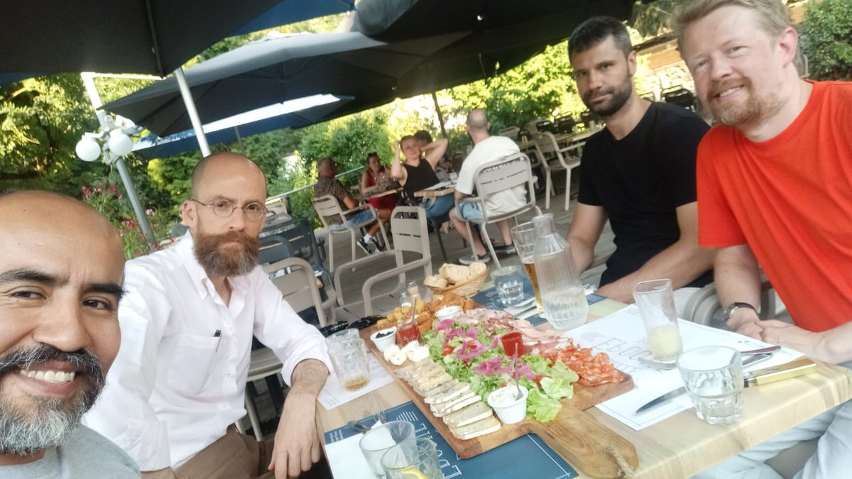 mnemosim's tweet image. Welcoming visitors from Latvia and Mexico/Australia to the CPM 😁 (Thanks to Alberto for the photo.)
