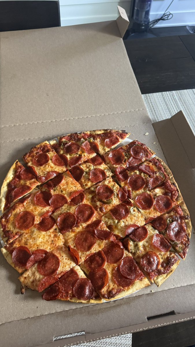 _joseds93's tweet image. Happy #PizzaFriday boysss!! Have a good weekend, Chicago. #PizzaGang @chrisbleck @AdamAAbdalla @TylerAki_