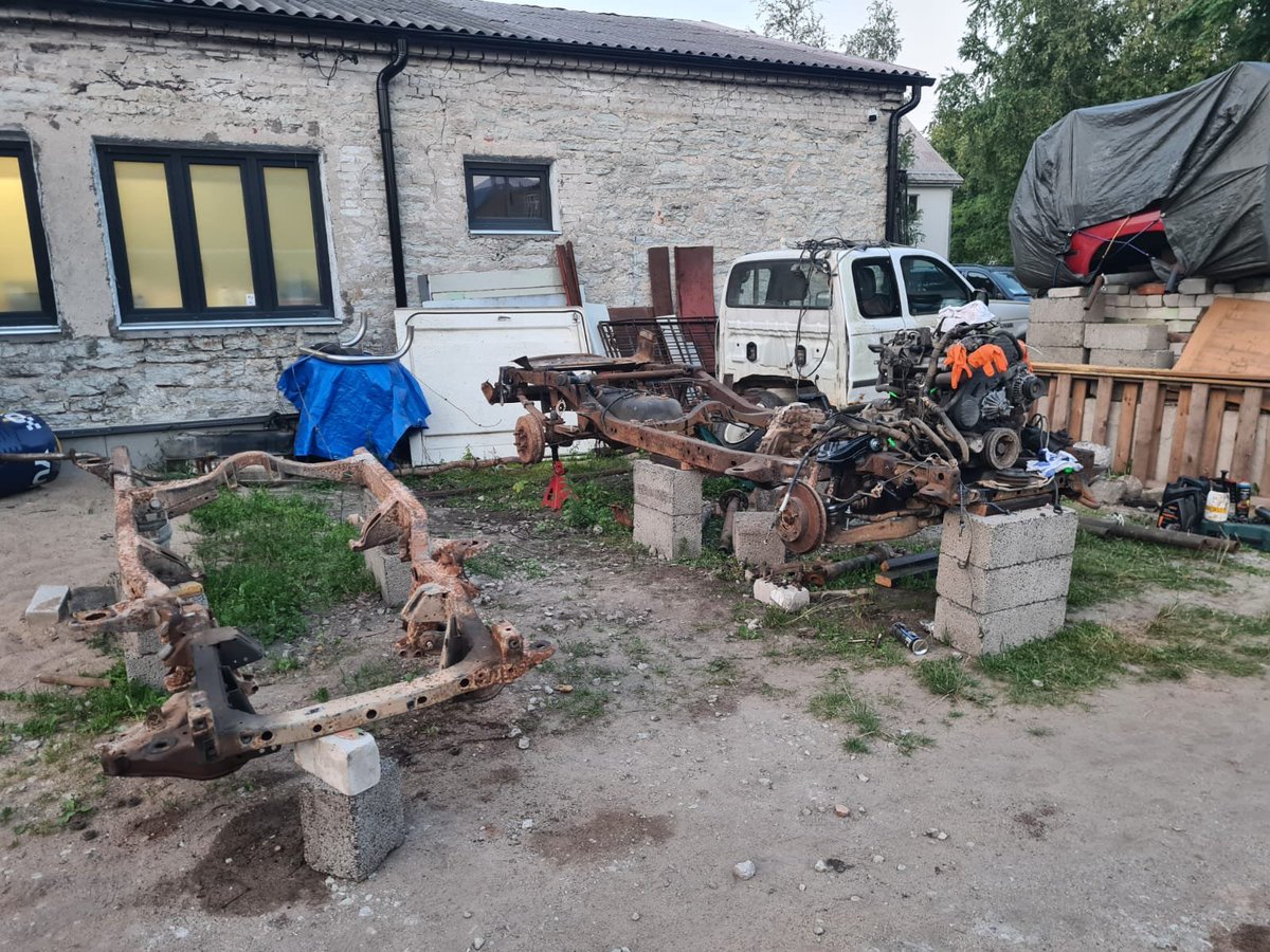 Enamus agregaate on uue raami peale ümber laotud. Ja hammasrihma on selles tööetapis ikka sigamugav vahetada. Hästi läheb, saab uuel nädalal kere peale tõstetud.