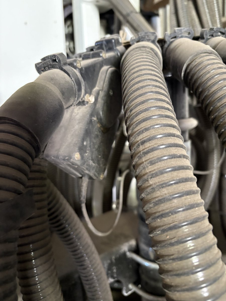 TrepanierLouis's tweet photo. @mathieu733 @PaulCaplette @Beaudrybilly @farmerschneck Tu en met 2x deux comme ça sur les hoses avec une switch manuel et le tour est jouer sinon une buse en arrière de ta roue arroseuse avec du r-up https://t.co/kMMzLFmYiP
