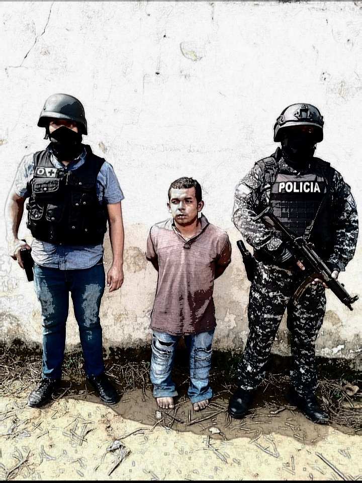OrdazElmo's tweet photo. URGENTE !
El ex alfil del correismo, josé serrano, también conocido en el bajo mundo como el #Enano_Malito fue detenido en el sector de #Barbasquillo en Manta
-La policía cree q se hizo un procedimiento de cirugía estética, por eso aparenta más altura.
Noticia en desarrollo... https://t.co/aApdvjxqRR