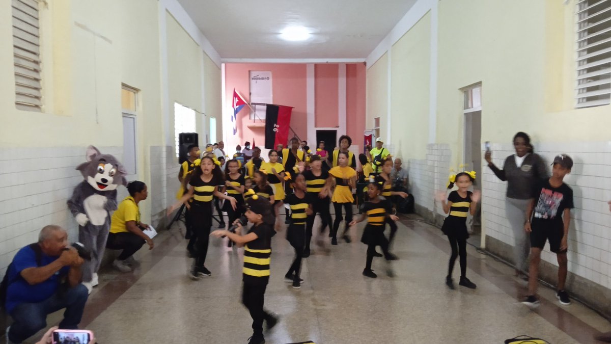 La colmenita de Romerillo se presento en el cine San Carlos de la ciudad de Morón, Cuba y estrenó "La cucarachita martina" en una versión libre que disfrutaron los alli presentes.