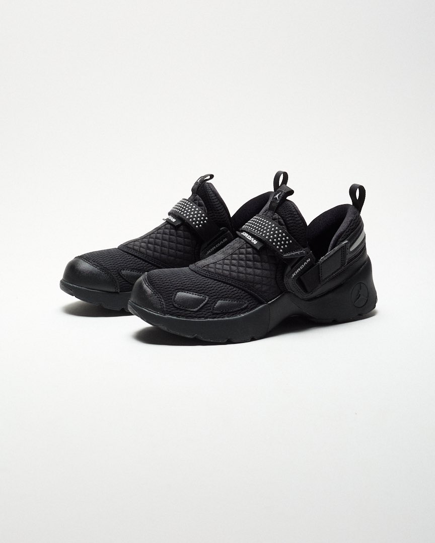 UNDEFEATEDinc's tweet image. Jordan Women’s Trunner LX ‘Triple Black’ // Available Saturday, 7/19 at 7am PST at Undefeated.com
@jumpman23