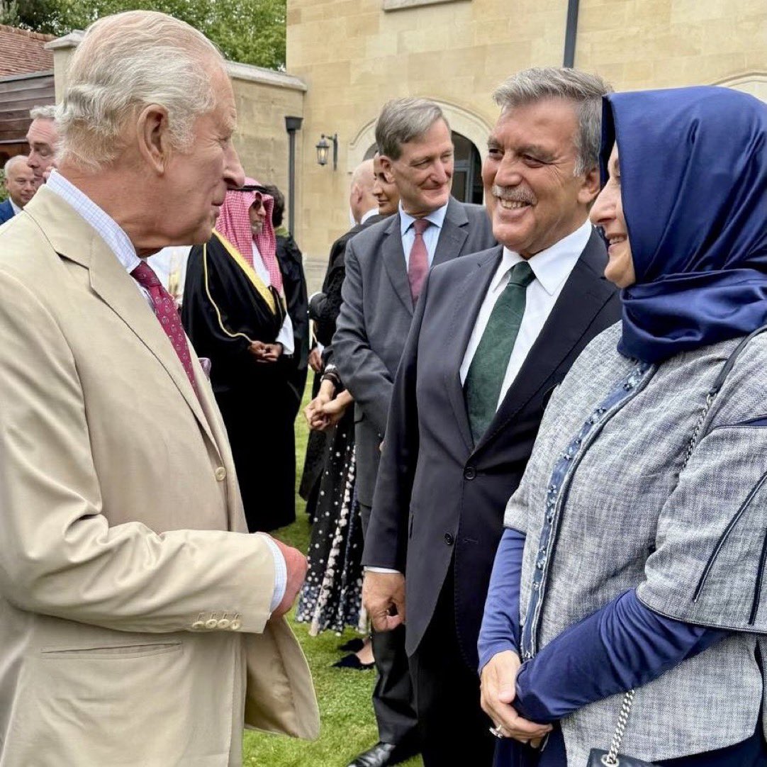 1.fotoğrafta Erdoğan'a,
2.fotoğrafta İngiltere Kralı Charles'a bakışı görüyorsunuz.

Çok anlamlı.