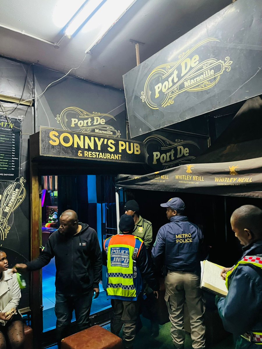 PublicSafetyMMC's tweet image. ♦️HAPPENING NOW ♦️
@JoburgMPD and @CityofJoburgEMS officers are issuing fines and shutting down non-compliant entertainment outlets in the Inner City as part of intensified night-time operations. Establishments found contravening liquor regulations, operating without proper…
