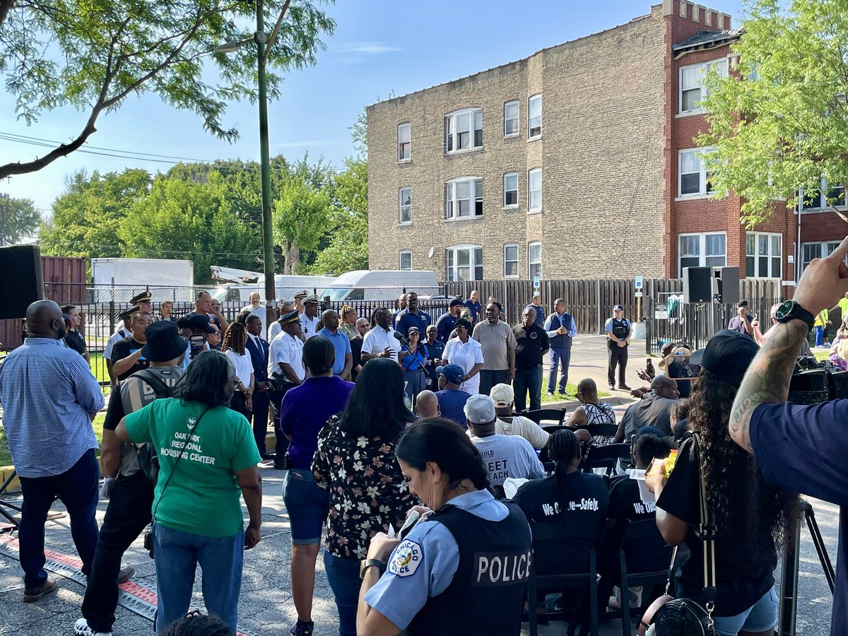 ChicagoCOPA's tweet image. Today, COPA attended the @ChicagosMayor Take Back the Block activation in the Austin community. City agencies were on hand to support in resident requests, there was food, giveaways, & activities. COPA was informing on our role in police accountability. #COPAInTheCommunity