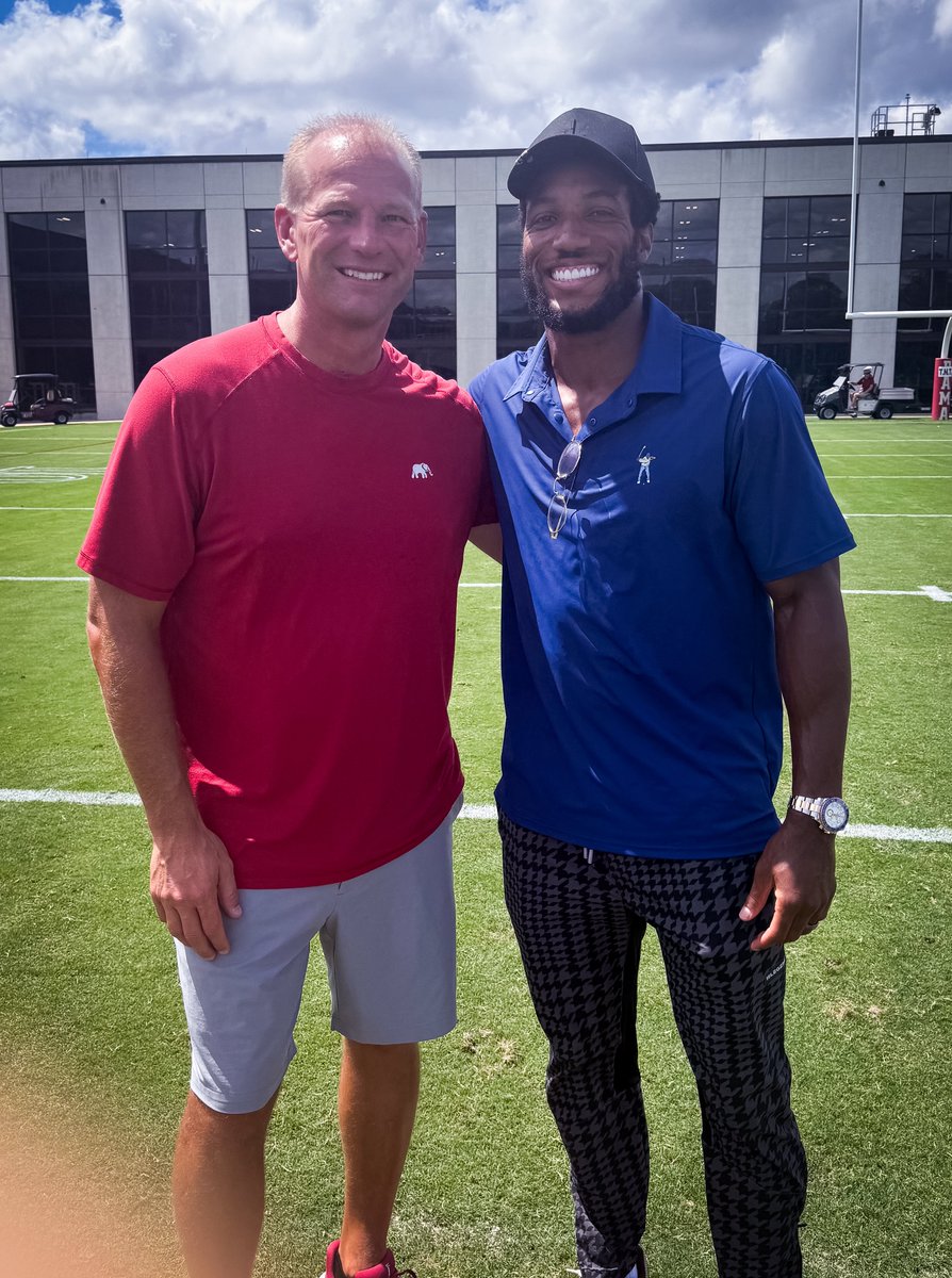 AlabamaFTBL's tweet image. Big thanks to @marlon_humphrey for stopping by and spending time with the team — always great having a legend back in the building!
🐘🙌
#RollTide