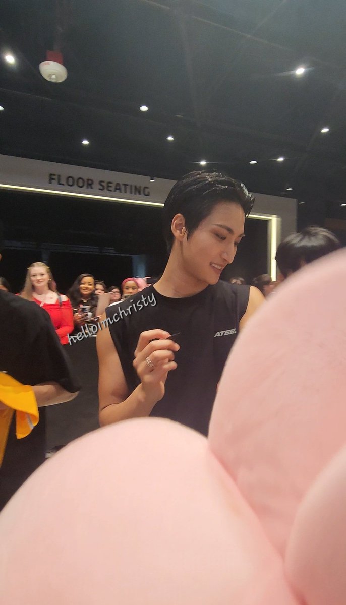 helloimchristy's tweet photo. MY FANTASY COME TRUE🥹🧜🏻♀️ Bbyongbyeoli meet your daddys💛🩷🫠 #mingi #seonghwa #밍기 #성화 #ATEEZ #에이티즈 #ATINYVIP #ATINY #ATEEZinBaltimore #ATEEZWorldTour2025 #InYourFantasy #sendoff #bbyongming #뽕밍 #ddeongbyeoli #떵별이 #ringingsiren https://t.co/loVgRJeeOi