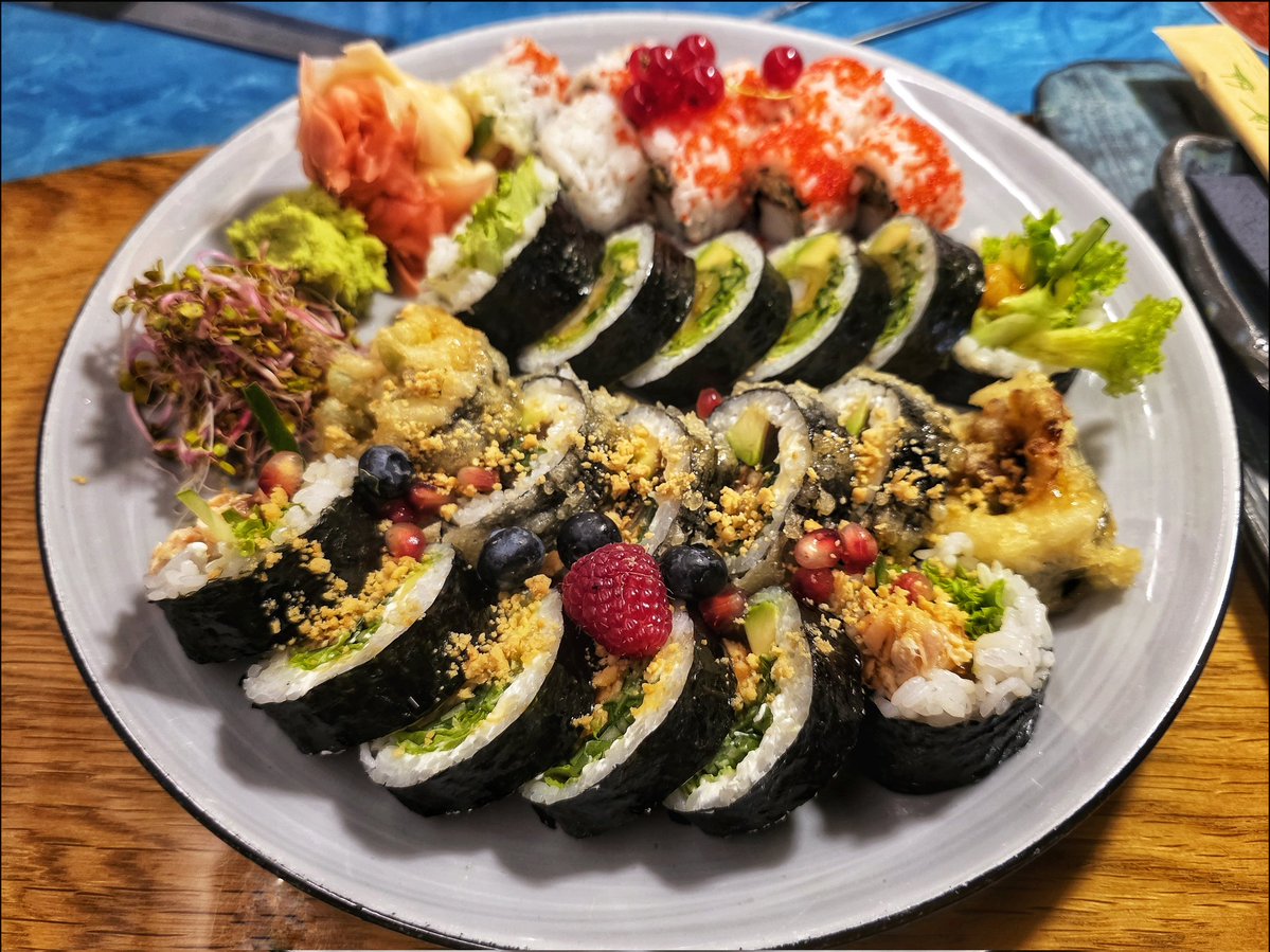 k_pawlowska's tweet image. #EveningTrivia
#weekendstartsnow 🤩
"You don't have to have anything in common with people you've known since you were five. With old friends, you've got your whole life in common." — Lyle Lovett
#friendshavingfun
#FoodFriday #foodiefavorites 🍣🍱