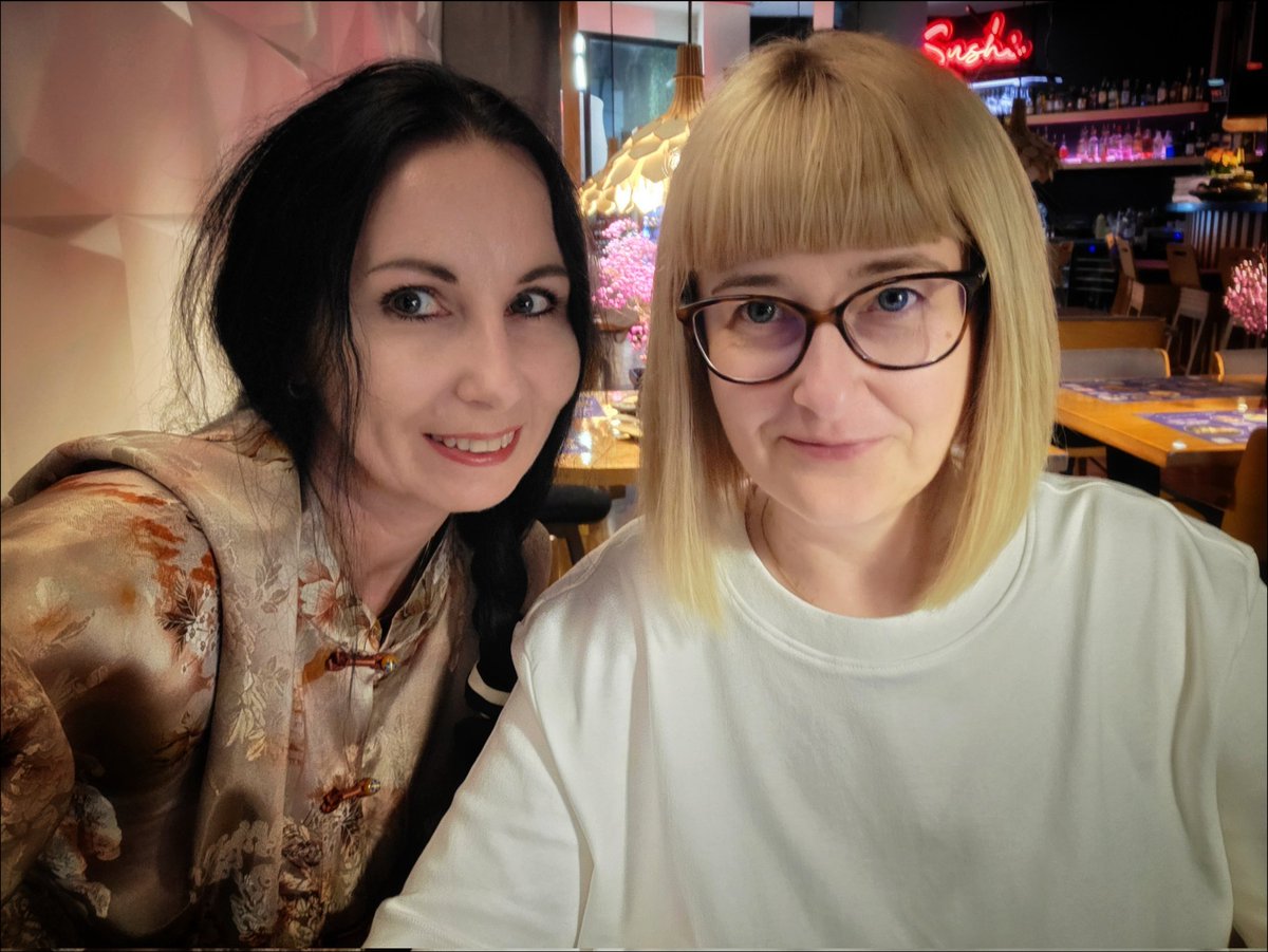 k_pawlowska's tweet image. #EveningTrivia
#weekendstartsnow 🤩
"You don't have to have anything in common with people you've known since you were five. With old friends, you've got your whole life in common." — Lyle Lovett
#friendshavingfun
#FoodFriday #foodiefavorites 🍣🍱