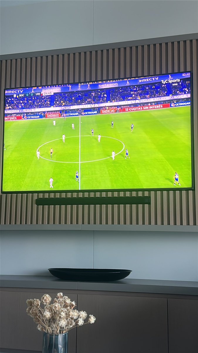 NO NOS COMPAREN NUNCA MÁS 
Vuelve su ídolo y no llenan la cancha