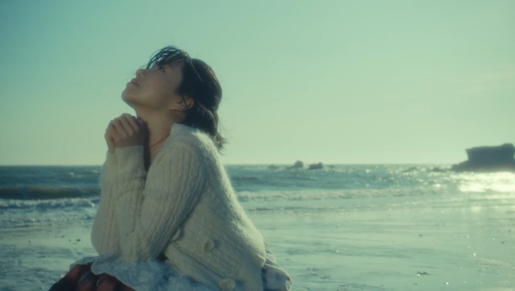 이제는정말혼자인데 미련만가득하지않고 어떠한홀가분함과 그리움, 시원함을 한번에담은이장면들이너무너무아름다움.........