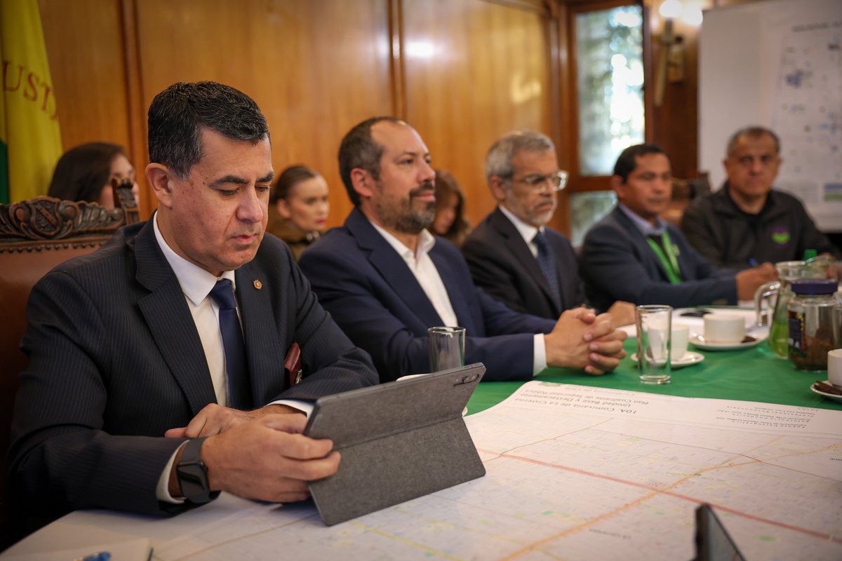 Recuperar los espacios públicos también es devolverle tranquilidad a las personas en su día a día.
Desde La Cisterna, el ministro Luis Cordero destacó el trabajo conjunto de la municipalidad y las policías para enfrentar el comercio ilícito y fortalecer la seguridad de la comuna.