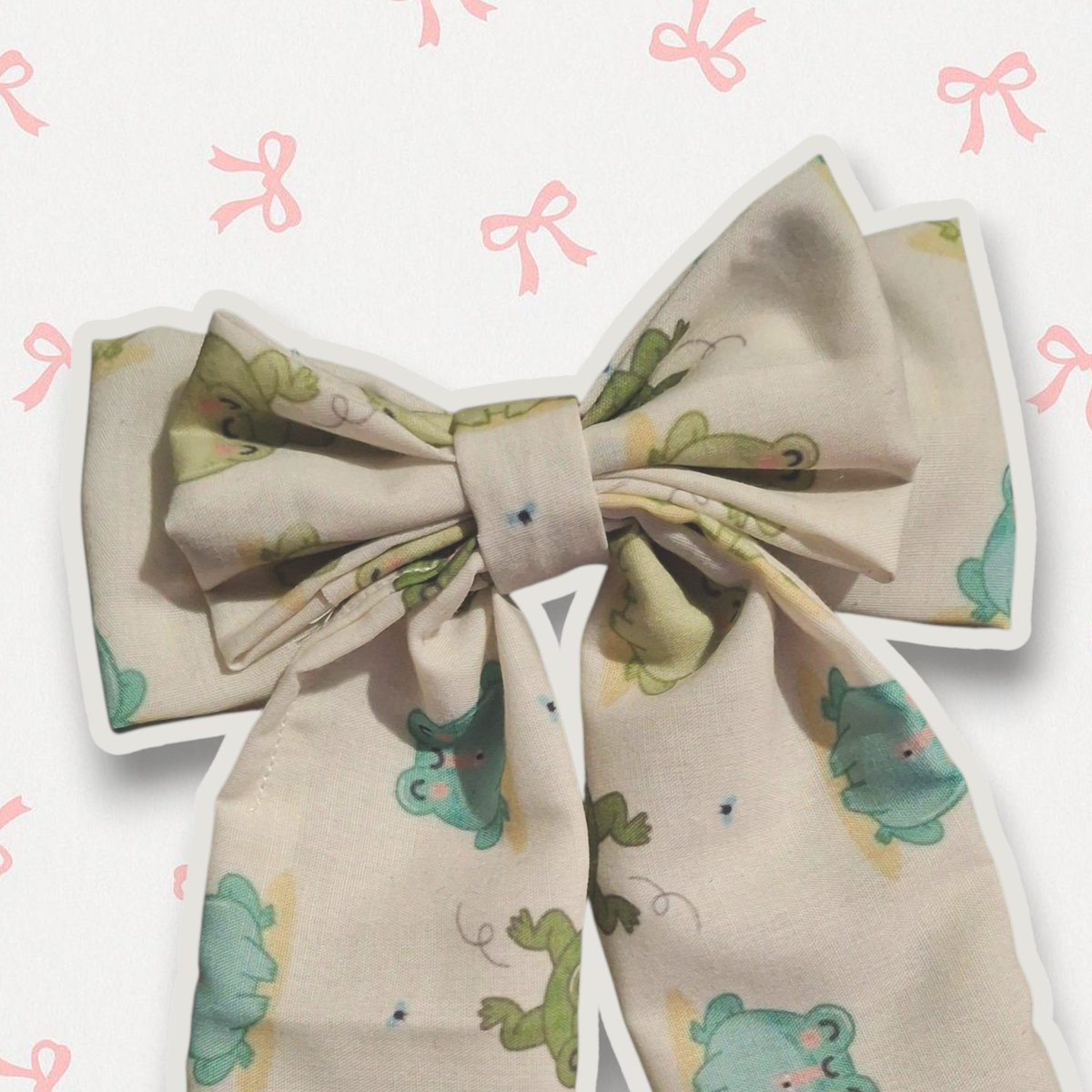 LilBooCrafts's tweet photo. 🐸💚 Meet Froggy Friends! 💚🐸

This quirky little cutie is perfect for frog lovers, cottagecore dreamers, and anyone who needs a bit of froggy fun in their life!
Handmade with love, sewn with care, and ready to hop into your hair!

Now live at LilBooCrafts 🎀 https://t.co/VVo8nudzz9