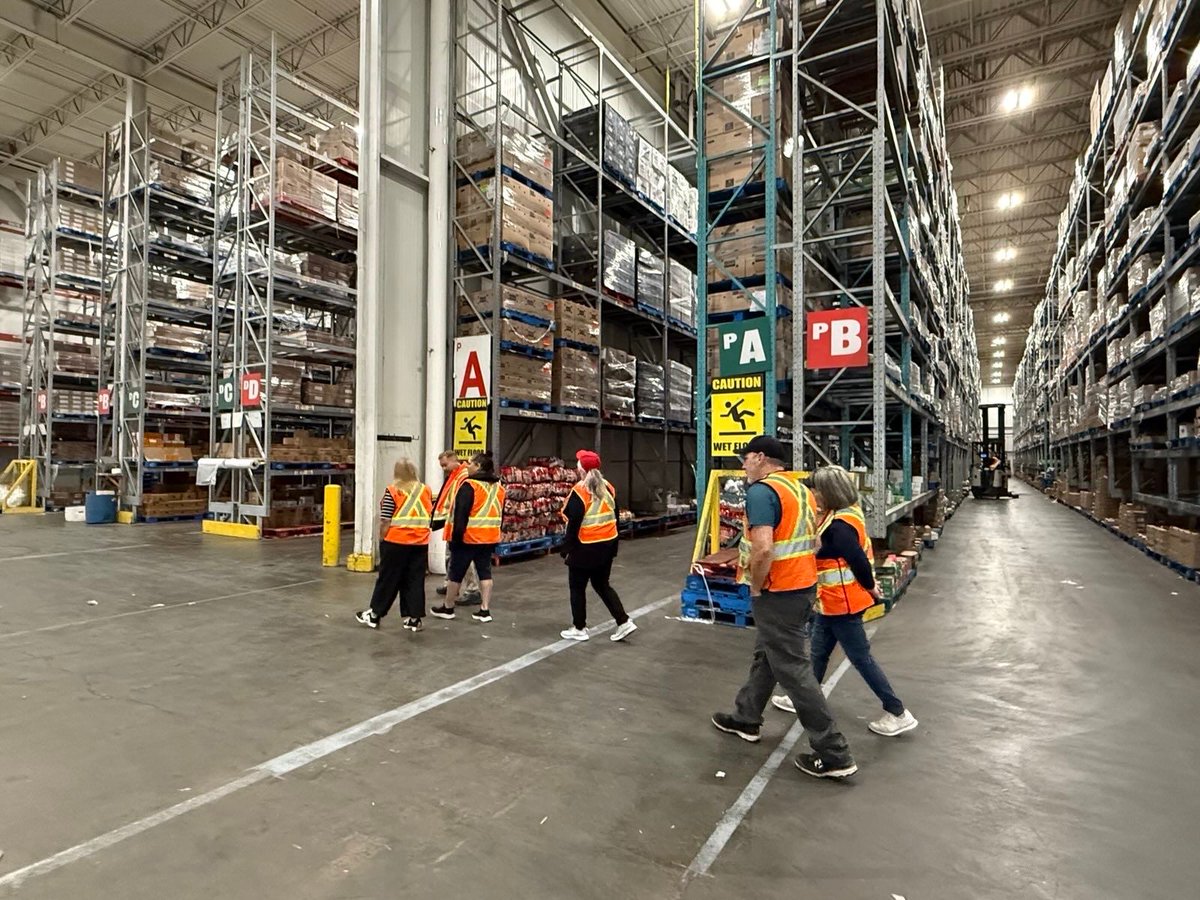 UniforTheUnion's tweet image. Thank you to members of Unifor Local 4005 at the Loblaws distribution warehouse in Moncton, NB for taking Atlantic Regional Director @JennMUnifor and Retail Director @SharonWalshNL on a tour of your workplace.
These workers are integral to the food supply chain for Loblaws…