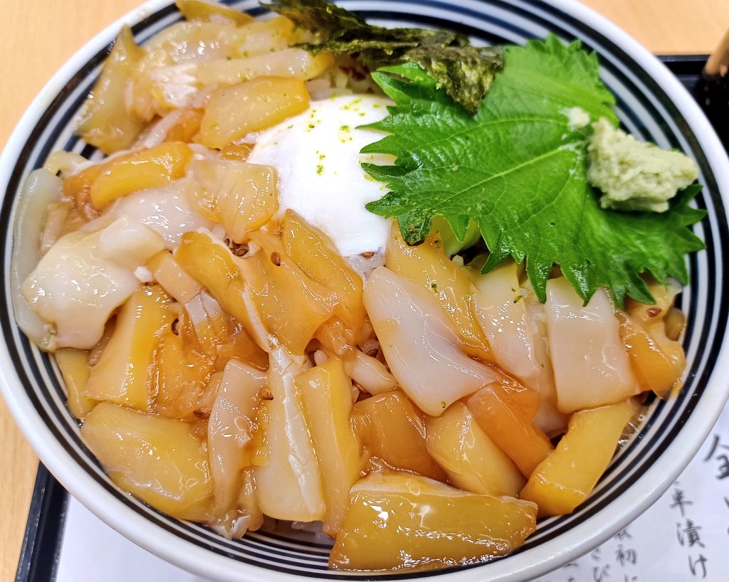 naohiko016's tweet image. おはよう🙋ございます
世間は3連休の初日らしく、広い範囲で厳しい暑さになるようです、天気の急変と熱中症に気をつけてお過ごし下さい
昨日は現場近くのフードコートで
イカの漬け丼で途中から鯛だし茶漬けで味変😋👍
今日は夕方まで都内スタジオ内で撮影📷️です
本日もよろしくお願いいたします🙇♂️