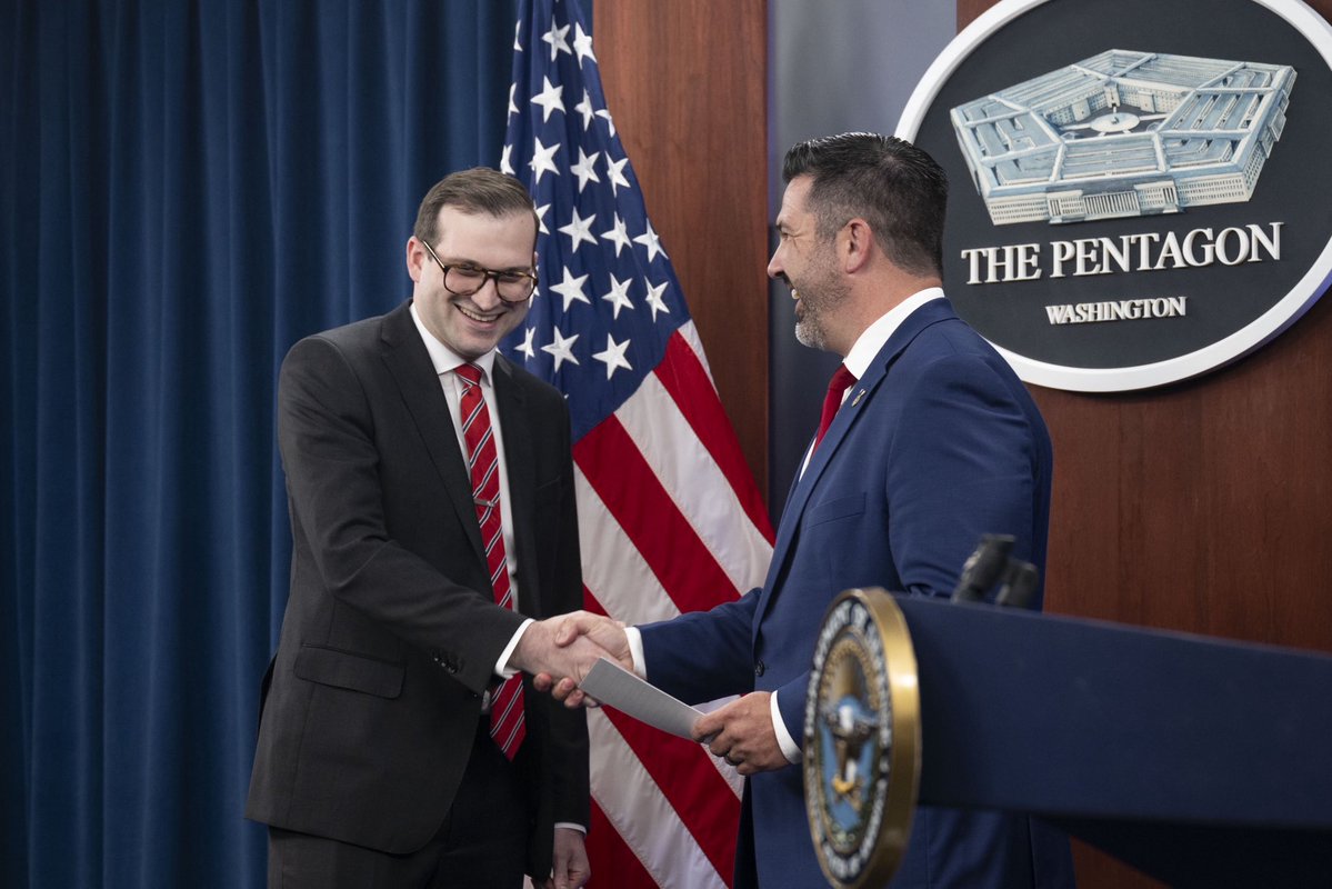 JacobBlissDOD's tweet image. Excited to launch my official @DeptofDefense account as I serve under @POTUS and @SecDef!
Give my account a follow for news and updates from the Pentagon. 🇺🇸