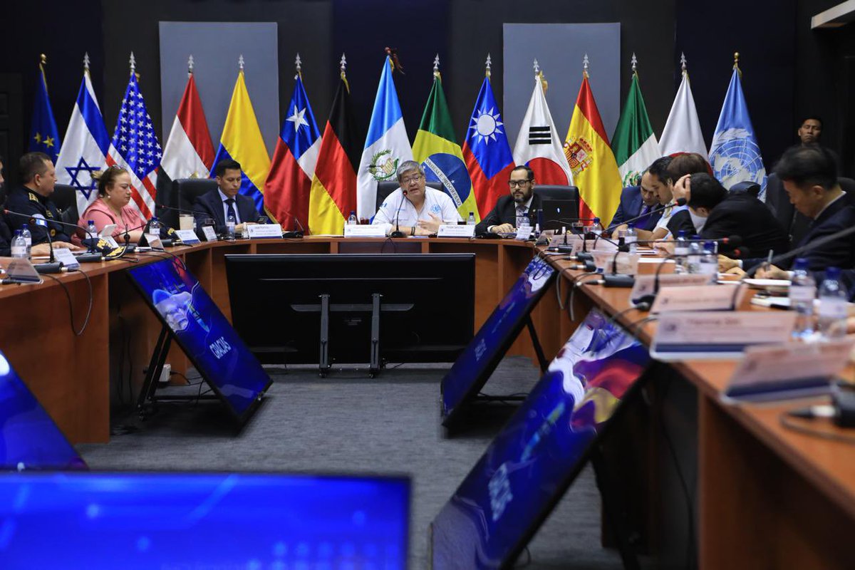 bg_buitrago's tweet image. En #Guatemala avanza con logros determinantes la Comisión para la Innovación y Futuro de la Policía Nacional Civil, bajo el liderazgo del MINGOB, la PNC y apoyo de INL/USA avanzamos en conversatorios con Cuerpo Diplomático, organismos multilaterales y sector empresarial.