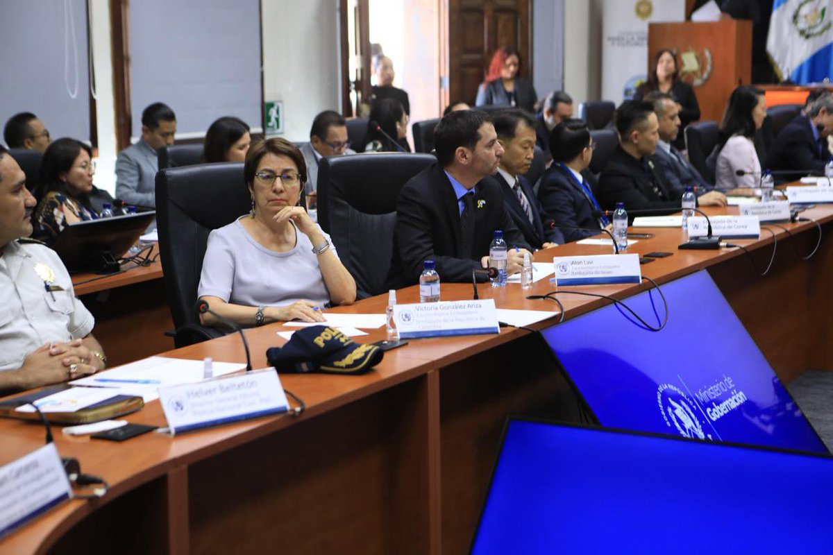 bg_buitrago's tweet image. En #Guatemala avanza con logros determinantes la Comisión para la Innovación y Futuro de la Policía Nacional Civil, bajo el liderazgo del MINGOB, la PNC y apoyo de INL/USA avanzamos en conversatorios con Cuerpo Diplomático, organismos multilaterales y sector empresarial.