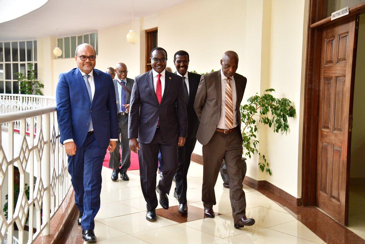 Profshaukat's tweet image. I joined CS @HonJuliusMigos @EduMinKenya at @KenyattaUni graduation encouraged Academia-University linkages, commercialization of innovation & having demand driven science courses coupling with socialization of science for positive impact @OfficePCS_KE Congratulations graduates!