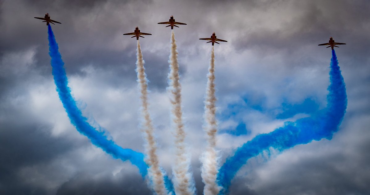 window_planes's tweet image. Despite living near RAF Fairford for years I have very rarely taken pictures with my camera.
As a landscape photographer my wide lenses don’t cut it with planes 😂
However took to taking a few of the @rafredarrows as they flew over the garden today for RIAT25
@airtattoo