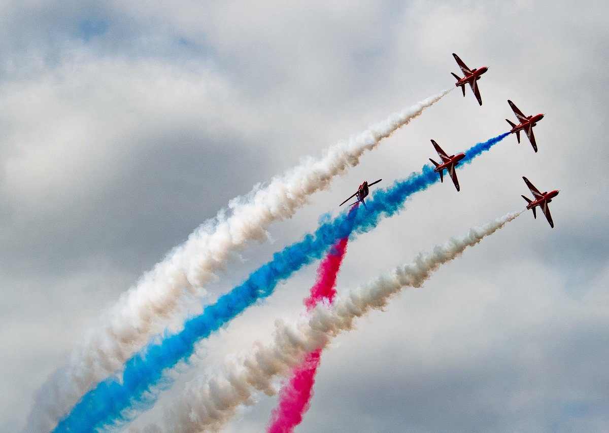 window_planes's tweet image. Despite living near RAF Fairford for years I have very rarely taken pictures with my camera.
As a landscape photographer my wide lenses don’t cut it with planes 😂
However took to taking a few of the @rafredarrows as they flew over the garden today for RIAT25
@airtattoo