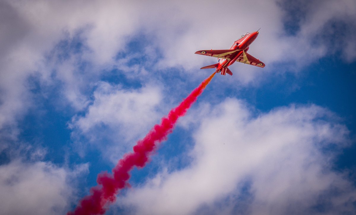 window_planes's tweet image. Despite living near RAF Fairford for years I have very rarely taken pictures with my camera.
As a landscape photographer my wide lenses don’t cut it with planes 😂
However took to taking a few of the @rafredarrows as they flew over the garden today for RIAT25
@airtattoo