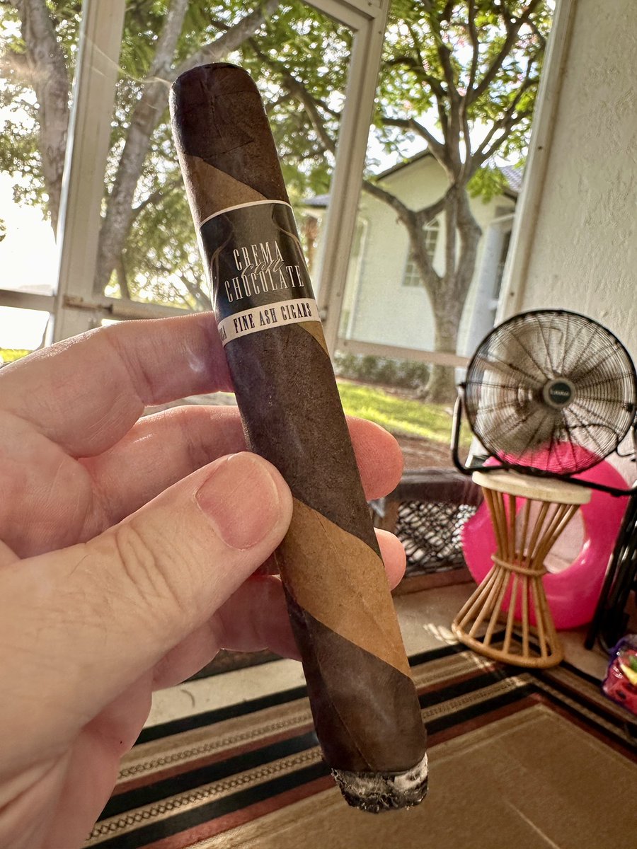 Stogie Chas is smoking Crema con Chocolate. Rated with thumbs up! dojoverse.com/news-feed/p/69…