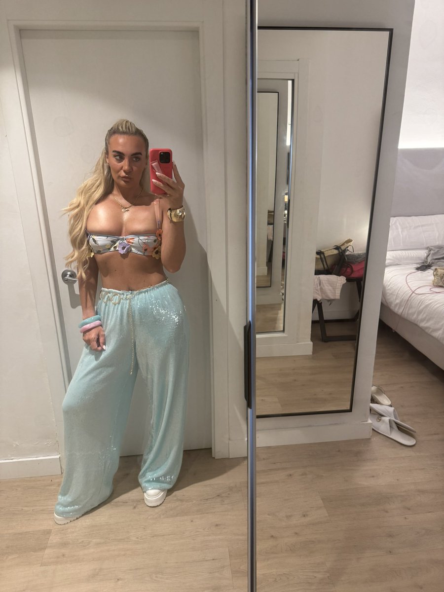 BbrookkeRroughx's tweet photo. The fact that I had 33kg of luggage with me in Ibiza (yip 2 full size cases) for a weeks holiday is criminal. Looked good but so can live with it. https://t.co/Wx4tbVoPsu