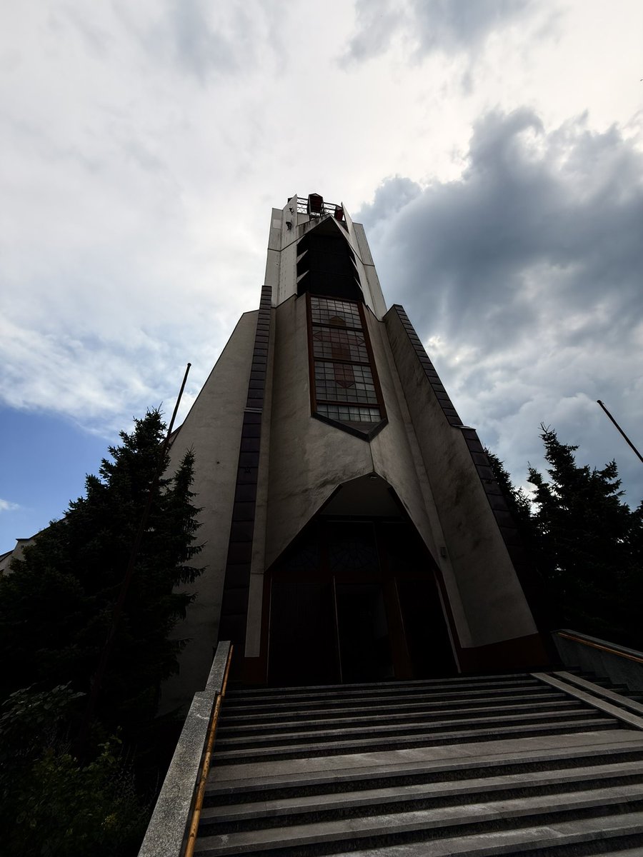 SorcererTeo's tweet image. Quest marker said to be explore the surroundings of this Brutalist Church, sure I guess…also heyyyy hi