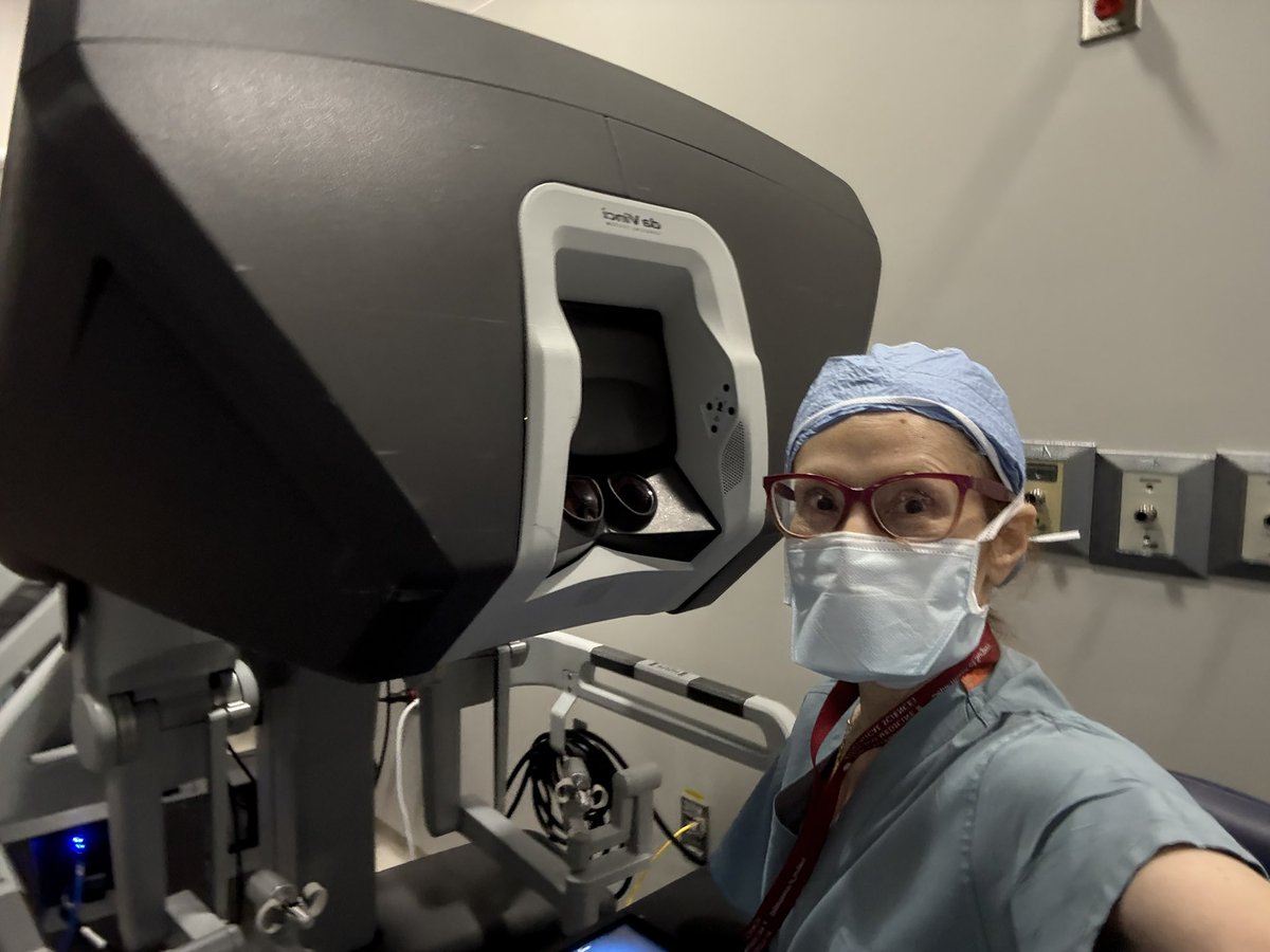 MeckerMollerMD's tweet image. Robotic CRS/HIPEC Our last case together at @UChicagoMed @UCCancerCenter with our amazing graduating surgical oncology fellow @Caroline_Rieser . She is bound to shine in the surgical oncology 🌎 #robotichipec
