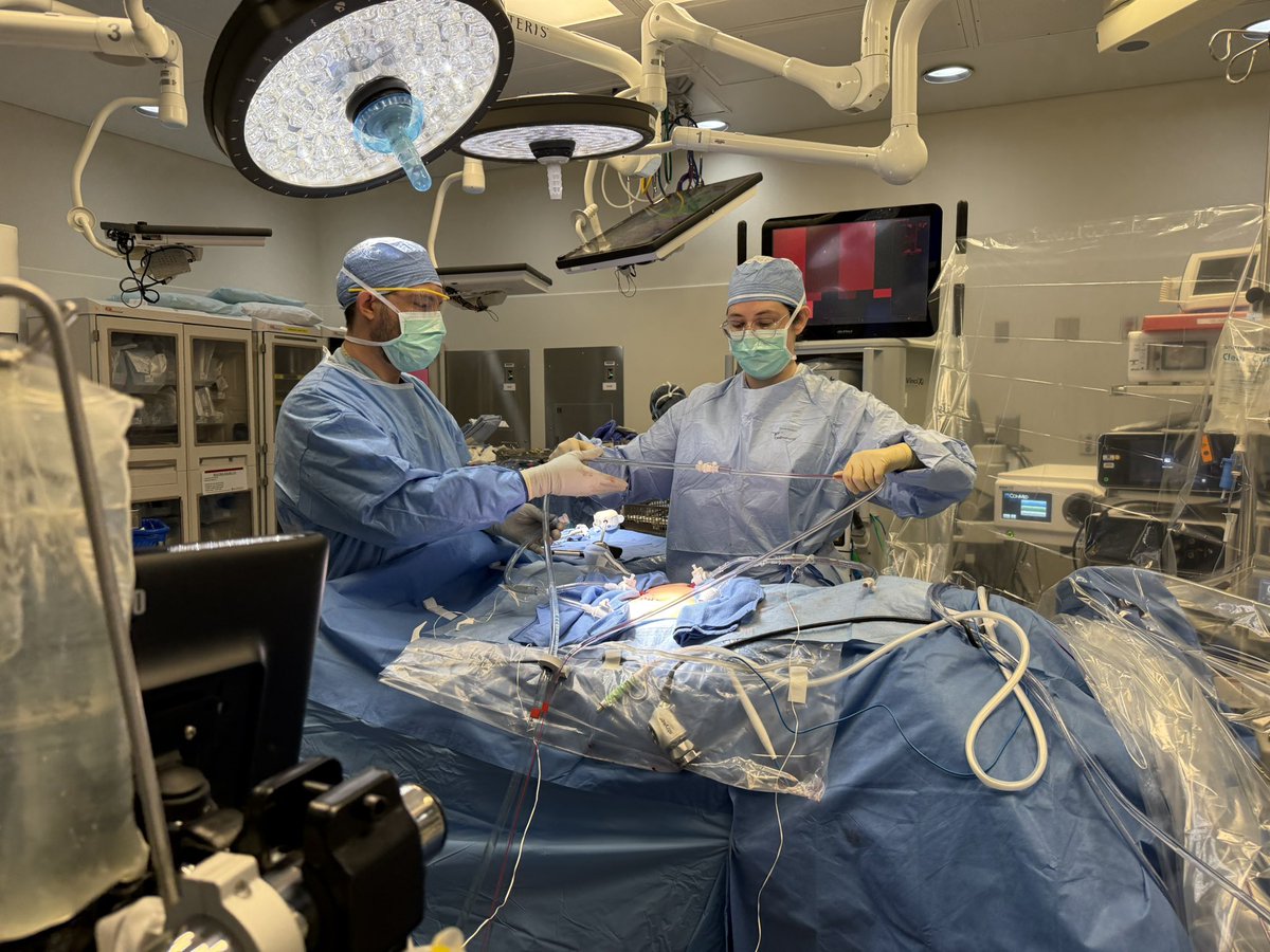 MeckerMollerMD's tweet image. Robotic CRS/HIPEC Our last case together at @UChicagoMed @UCCancerCenter with our amazing graduating surgical oncology fellow @Caroline_Rieser . She is bound to shine in the surgical oncology 🌎 #robotichipec