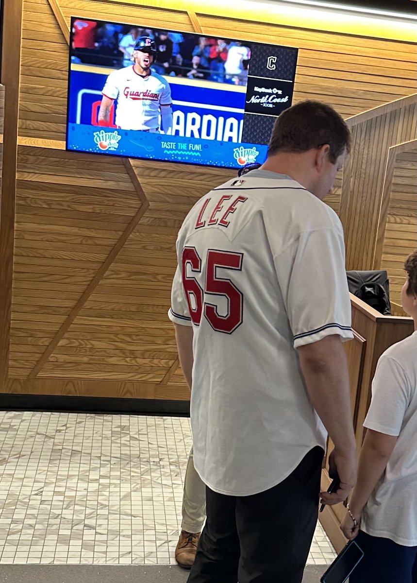 ZackMeisel's tweet image. A Cliff Lee jersey? Not random.
A Cliff Lee No. 65 jersey? Well, he wore that number for his first 11 outings in Cleveland in 2002-03, but not his last 171 outings from 2004-09. Random. #RandomJerseySightings