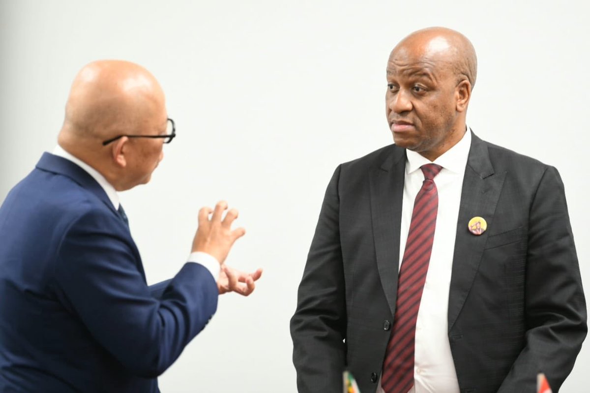 EXPLORING SINGAPORE

Singapore’s development journey remains a global inspiration. Today I hosted H.E. Mr Zainal Arif Mantaha, High Commissioner of Singapore, to explore possible partnerships and investment opportunities. <a href="/MFAsg/">MFAsg</a> <a href="/DIRCO_ZA/">DIRCO South Africa</a> <a href="/kzngov/">KZN Provincial Gov</a> 

#EconomicDiplomacy