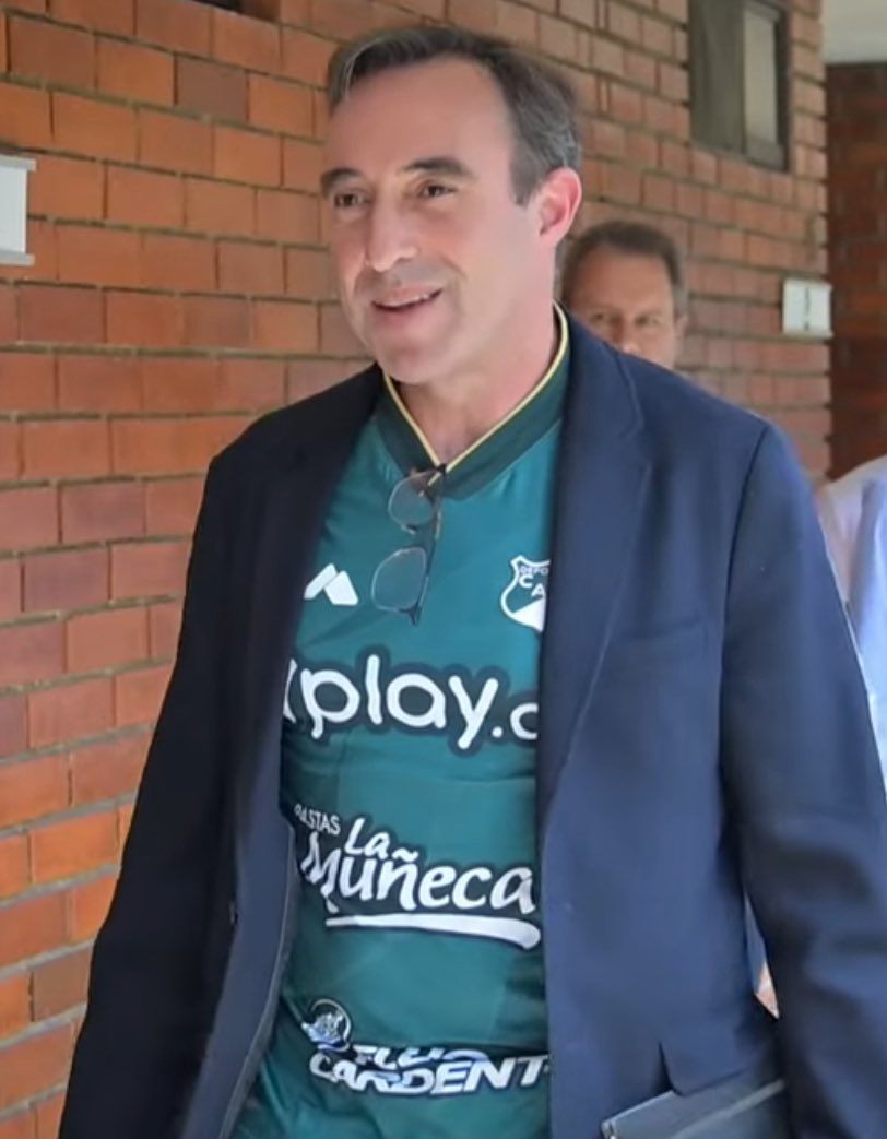 No vayas a venir tan elegante solo es una comida.

Inmediatamente yo: