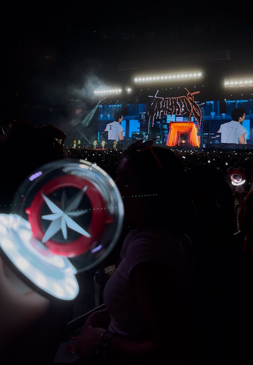 Traxstarq's tweet photo. Absolutely amazing experience despite me being on the worst day of my period haha. Thank you so much for the kind stays, and stray kids who made my day bearable #StrayKids_dominATE_london https://t.co/KF0hctFyP0