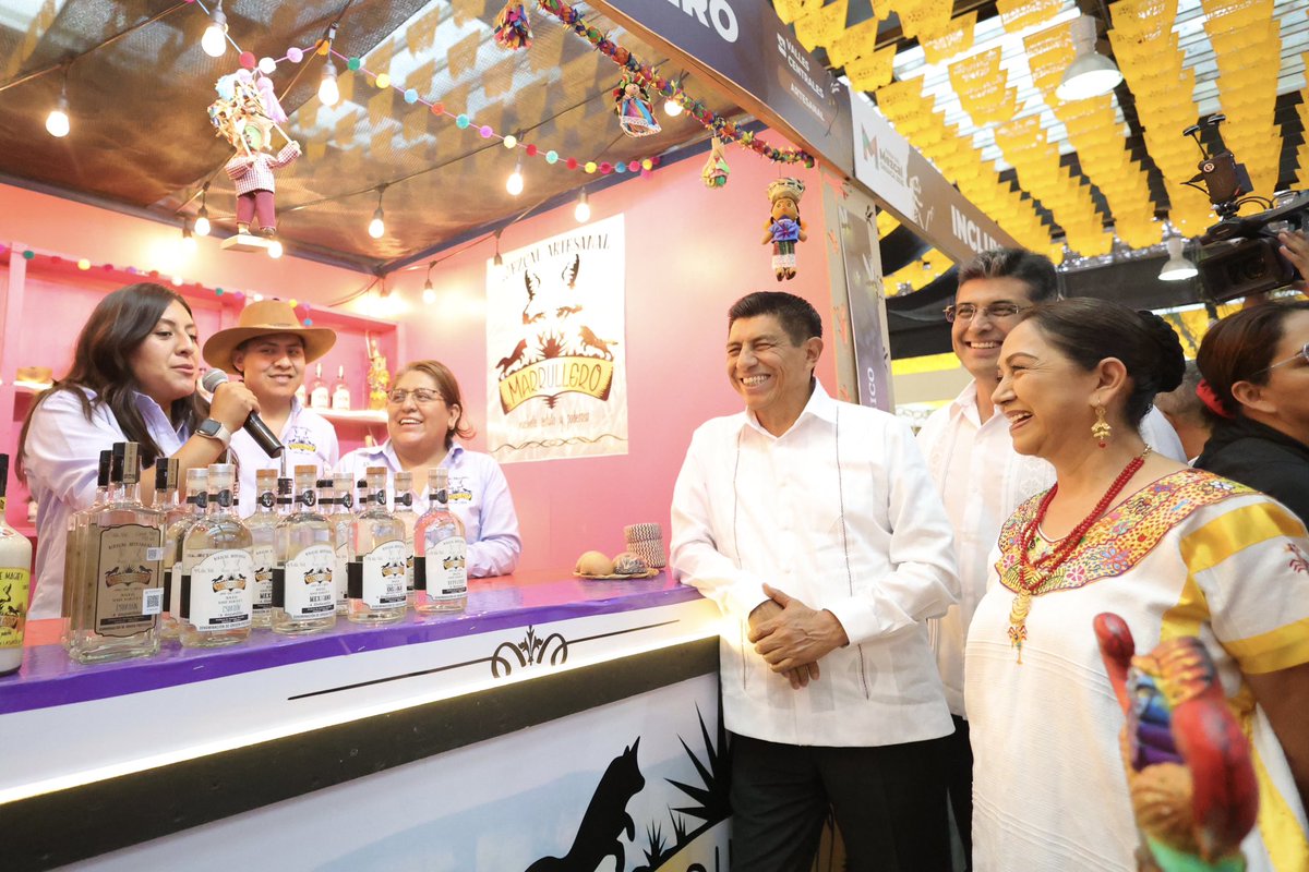 INAUGURAMOS LA FERIA DEL MEZCAL 2025

Junto a la Presidenta Honoraria del <a href="/DIF_Oaxaca/">DIF Oaxaca</a>, <a href="/Irma_BolanosOax/">Irma Bolaños Quijano</a> y la Diosa Centéotl, Patricia Casiano Zaragoza, inauguramos la Feria del Mezcal 2025, en el marco de las festividades de la #Guelaguetza2025. Las y los invito a que asistan al