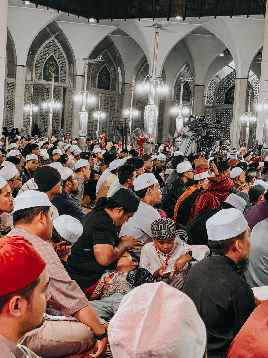 Ustaz Adi Hidayat di Masjid Shah Alam malam tadi. Penuh masjid yang besar ni.

Santai-santai dengar tazkirah dan peringatan malam hujung minggu.

Kata ustaz, ramai orang nakkan kebaikan dan ilmu. Tapi ramai juga orang yang tak berusaha untuk mencarinya.