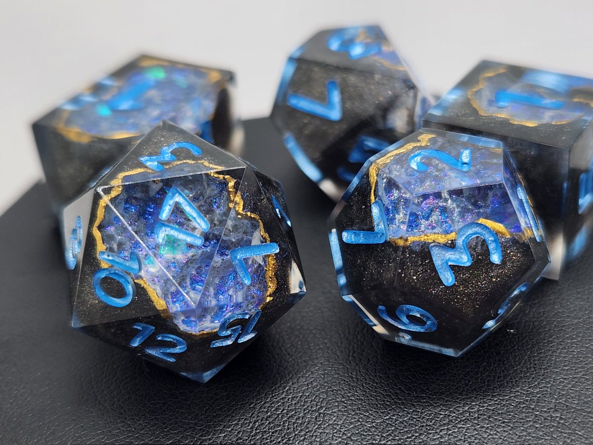 Sinnamon_Dice's tweet image. Arcane Chunk Dice Set
So shiny I had a hard time taking a photo ✨️
#dnd #ttrpg #handmadedice #dice #dungeonsanddragons