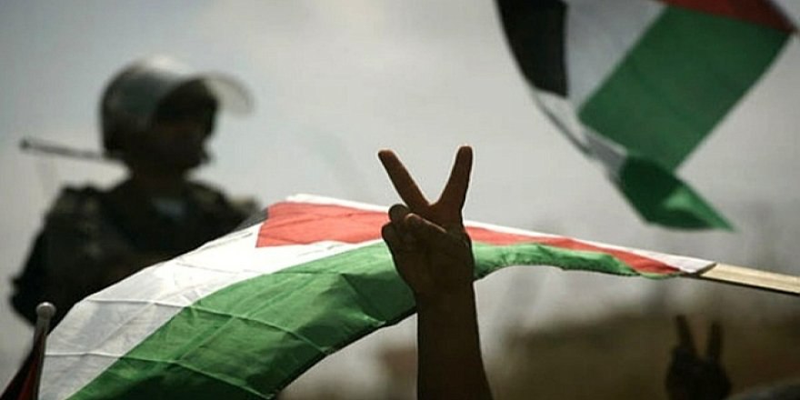 islamidavet's tweet photo. ⭕Aralarında 5 Müslüman ülkenin de bulunduğu Lahey Grubu, İsrail’e karşı ambargo kararı aldı
  • İsrail ile silah ticareti yasaklandı
 • Limanlar, İsrail bağlantılı gemilere kapatılacak
 • Tüm İsrail sözleşmeleri iptal edilecek

İmza atan ülkeler: Bolivya, Kolombiya, Endonezya, Küba, Malezya, Güney Afrika, Irak, Libya, Nikaragua, Umman, Saint Vincent.