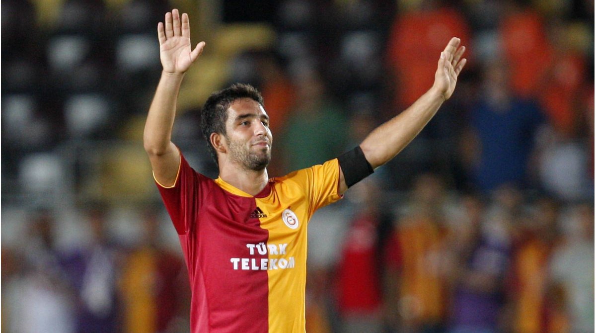 Adnan Polat: Ekonomik sıkıntılar yaşıyorduk. Aziz Yıldırım, Arda'ya yıllık 5M$'dan 5 yıllık yani 25M$lık teklif gitmiş. Arda'nın o sıralarda Galatasaray ile yıllık 1M$ Dolar'lık kontratı vardı. Arda'ya yeni sözleşme önermek istedik boş sözleşmeye imza attı.

Çocukluk Aşkı Budur!