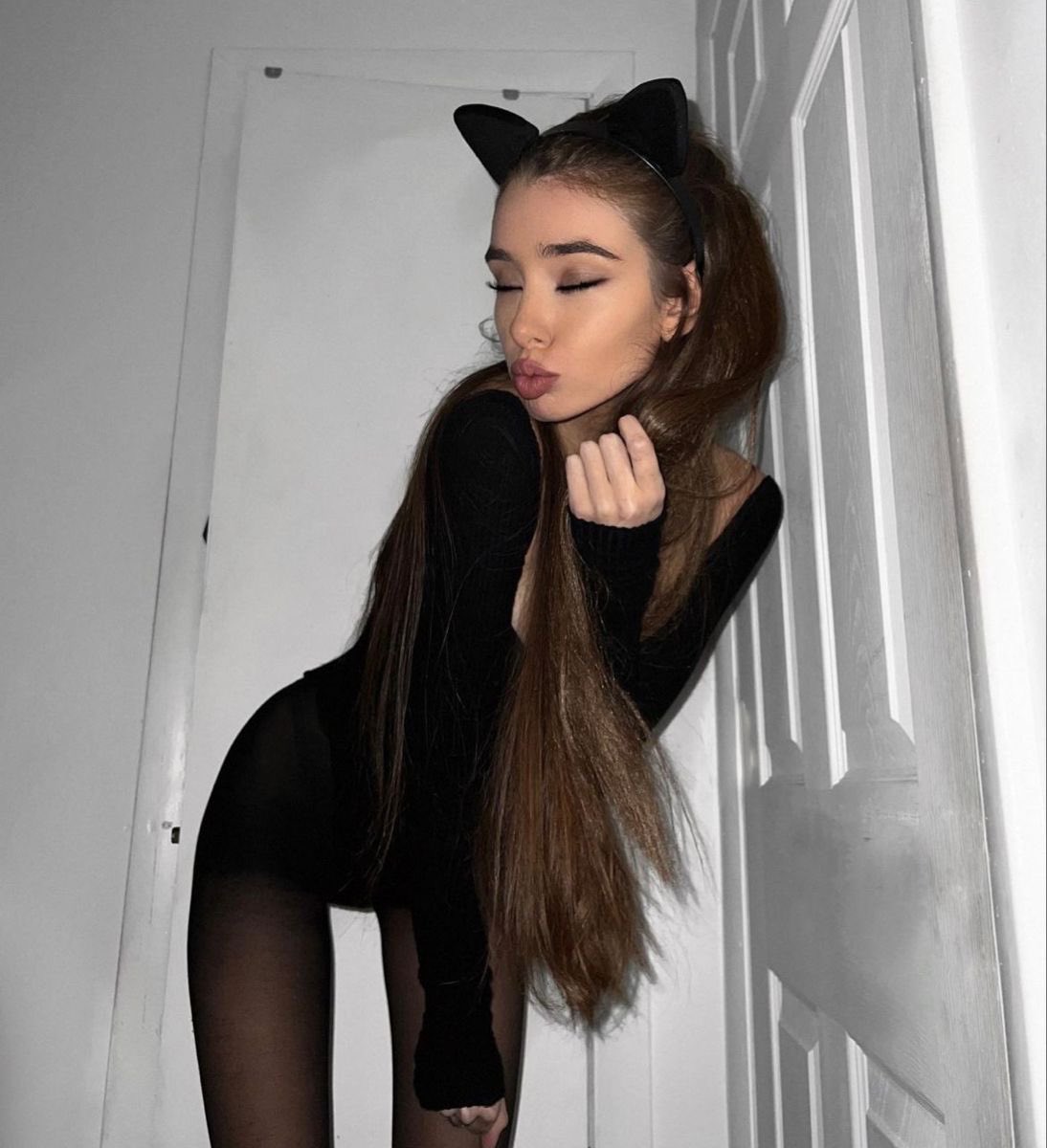 sk1nnik1tty's tweet photo. ITS TIME TO LOCK IN FOR FALL.

what better time of year is there to be skinny? baggy clothes, warm drinks, and halloween! 

you’d like to be skinny this fall, wouldn’t you?

COMMENT TO JOIN MY SKINNY FOR FALL GROUP CHAT! https://t.co/Dhcjzfp433