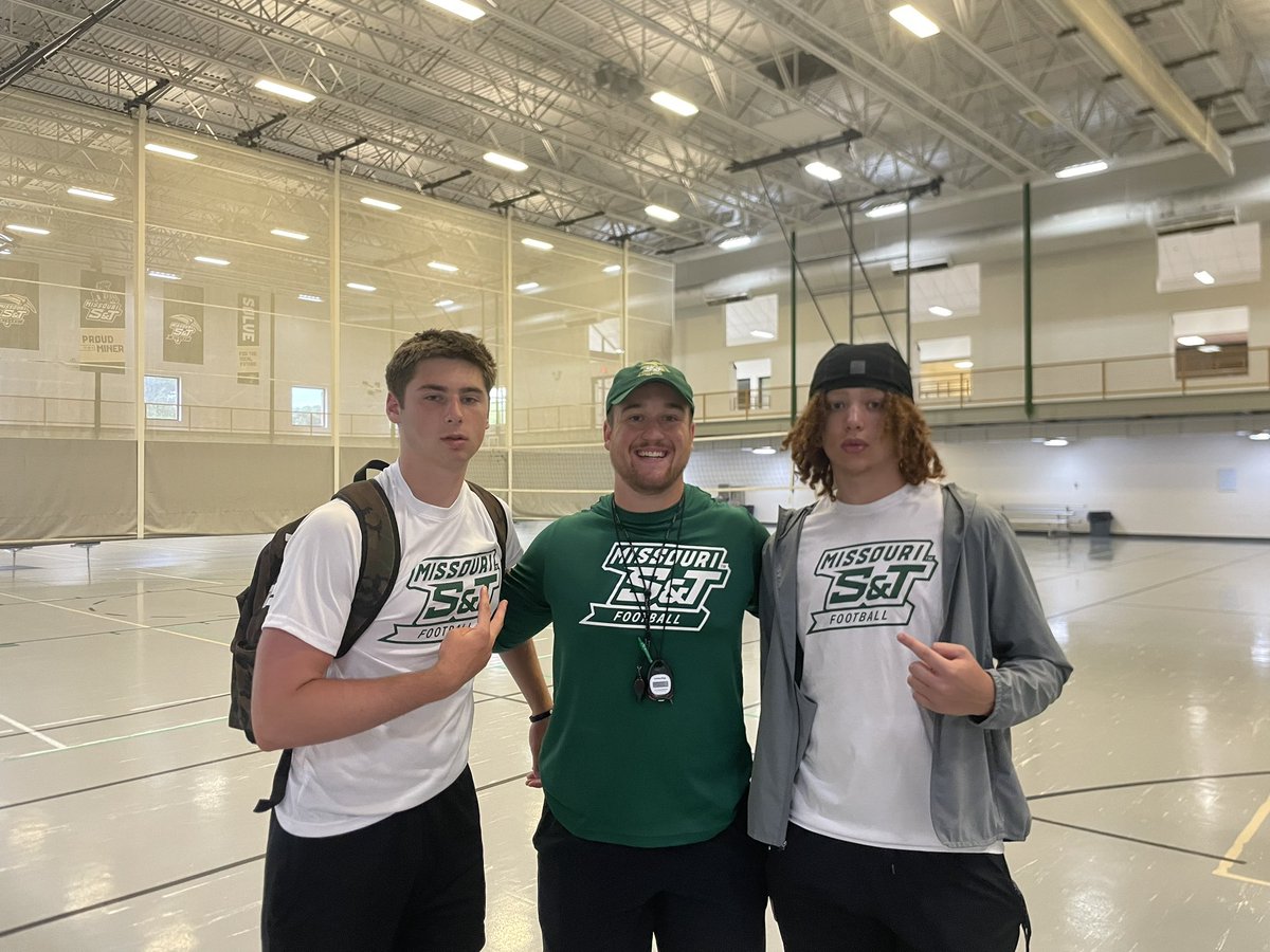 Malakai Lewis Long snapper tweet media