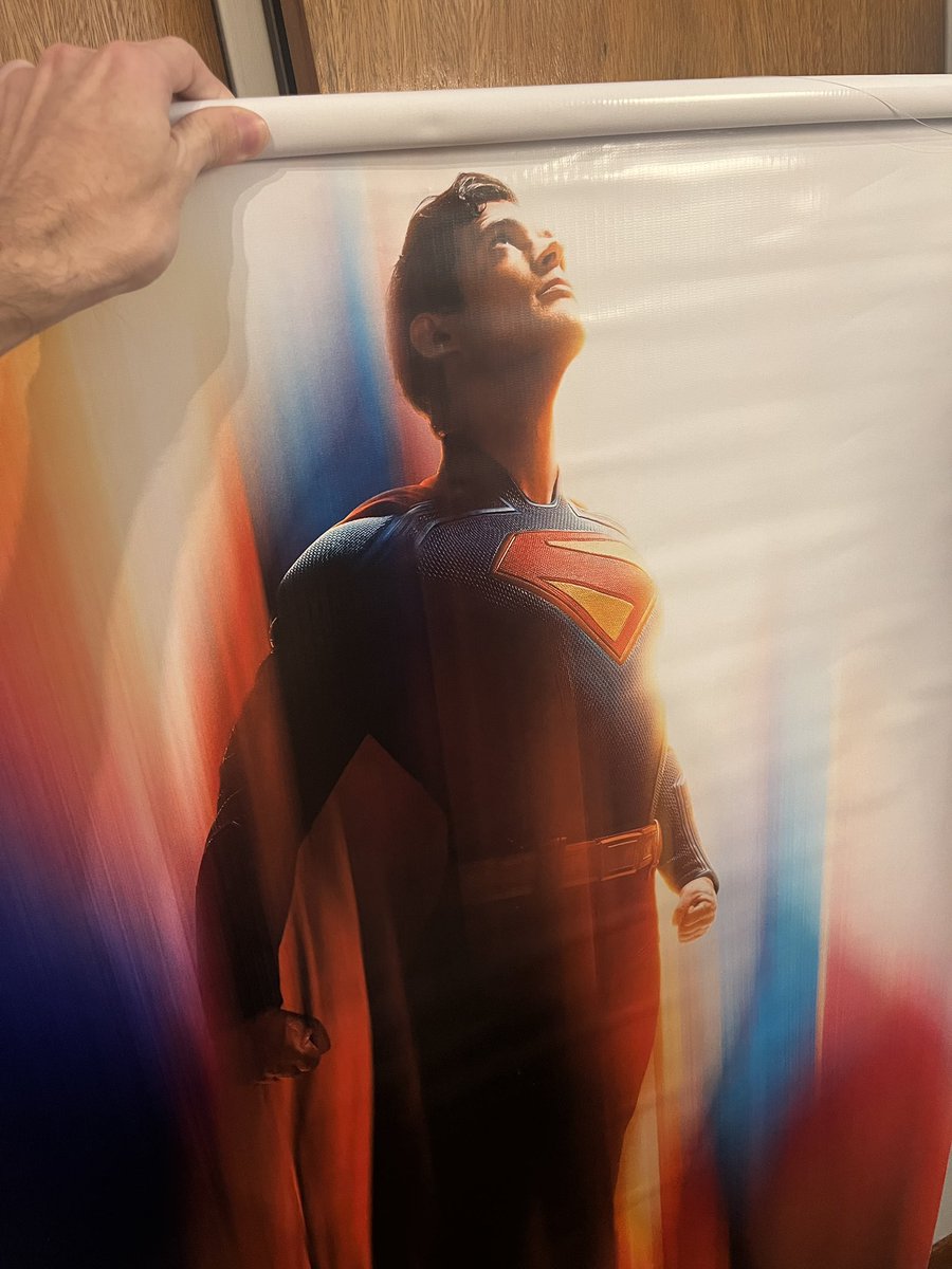 GeekRoomArg's tweet photo. ¡Escúchame campeón! Tengo el póster del Superman de Henry Cavill literalmente en mi habitación. ¿Sabes cual es la diferencia? Que me gusta DC y Superman.

Lo tengo acá porque ES Superman. Como también, David a su costado. Yo soy fan de Superman ¿vos?

Diferencias. https://t.co/8Jv8J8DktI