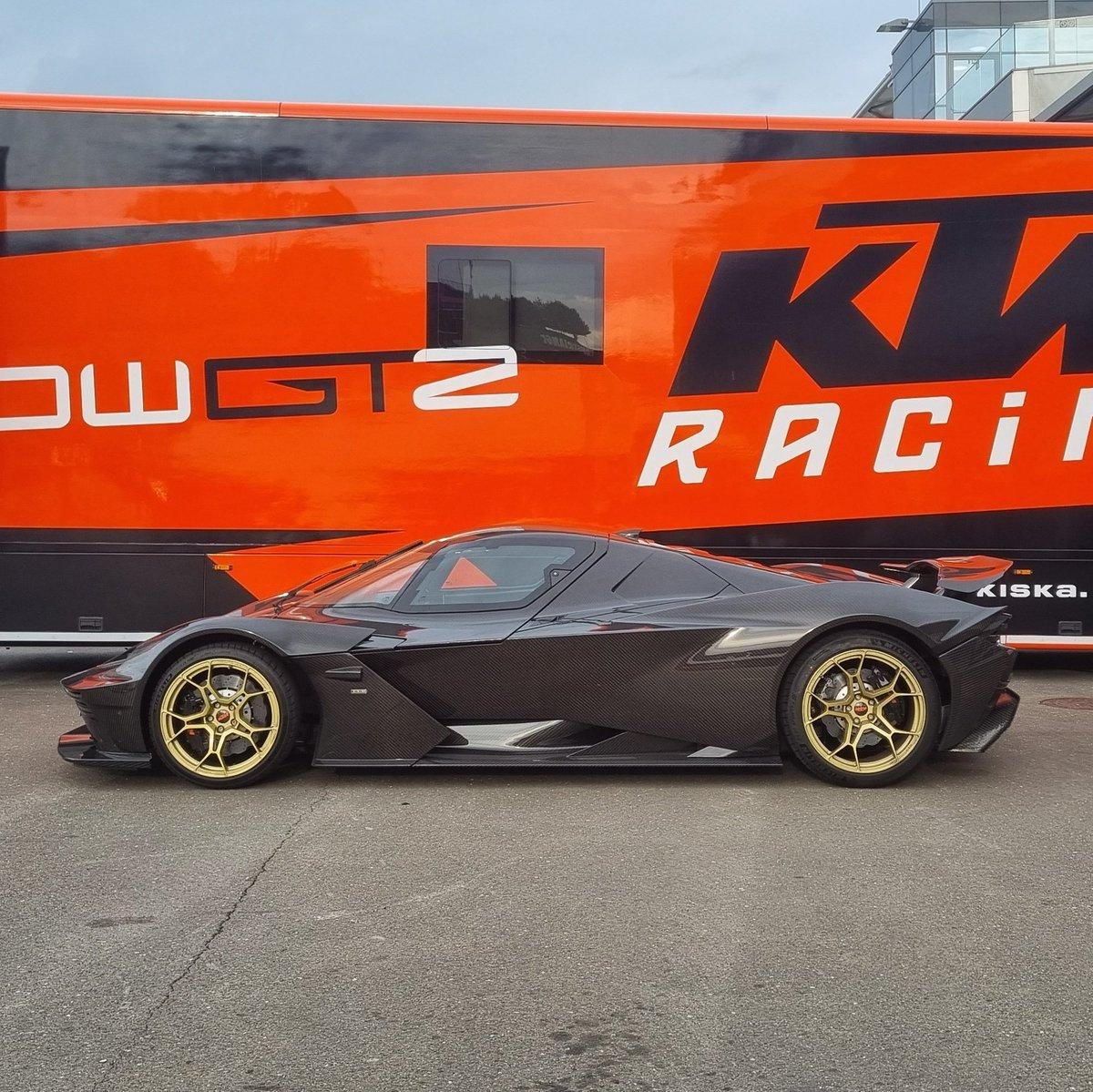 ....and looks incredible. 

Review live now:

carmagazine.co.uk/car-reviews/kt…