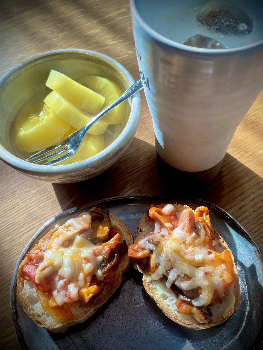 朝ごはんは
なんちゃってピザにキウイ🍕🥝

#おうちごはん #朝ごはん #ピザ
#料理好きな人とつながりたい #キウイ