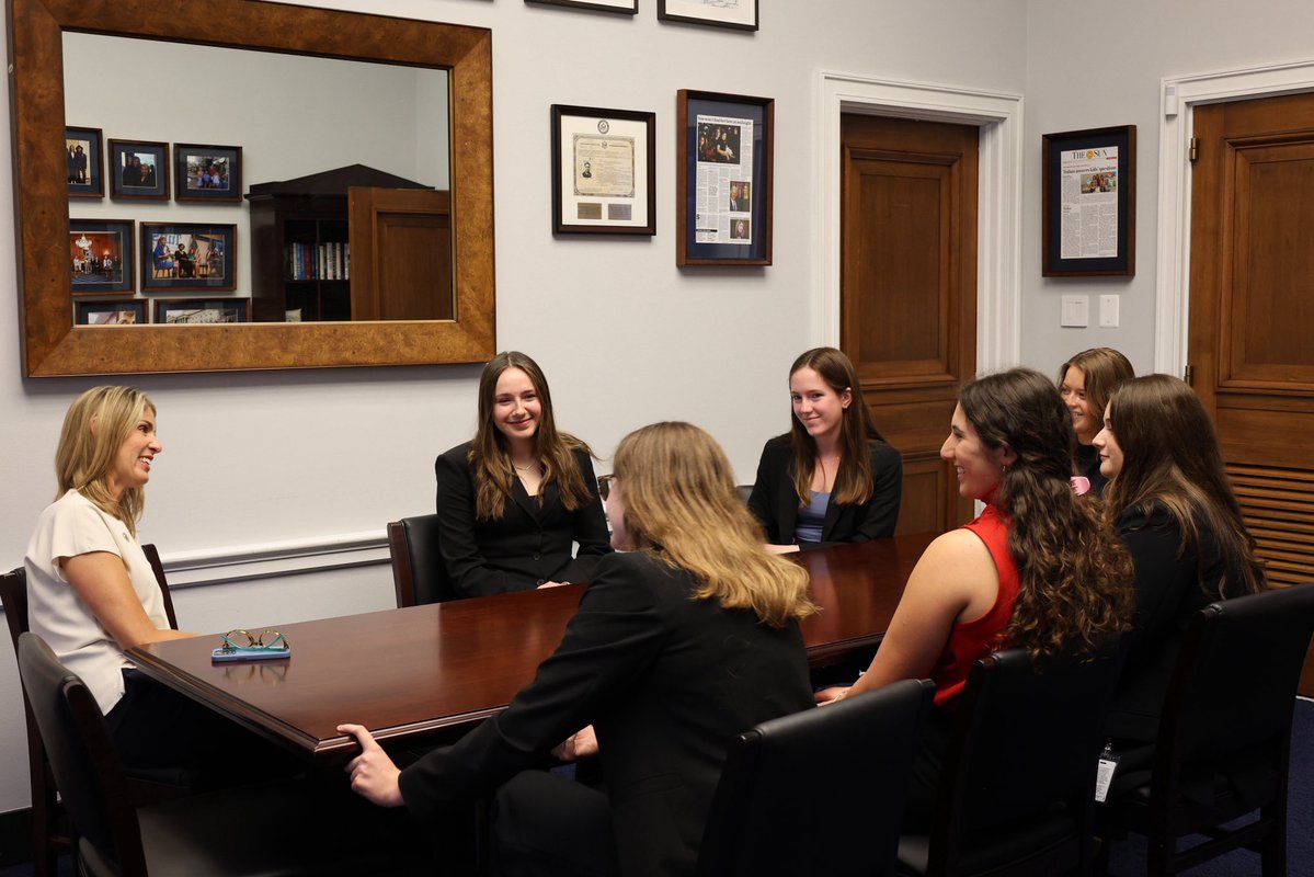 RepLoriTrahan's tweet image. One of the best parts of my job is inviting young people interested in public service from across our district, Massachusetts and beyond to intern at my offices. Today, I’m grateful for the work of our interns who have served in my Washington office for the past few months.…